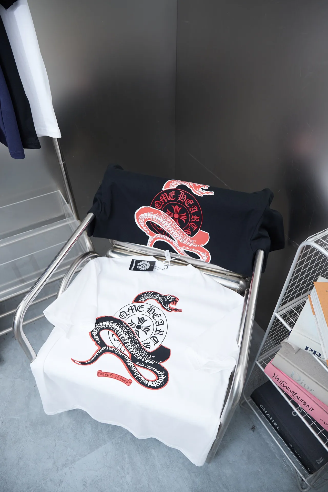 🅿️200 Ch*ome Hearte 25SS early spring new style Crow Heart Year of the Snake limited short-sleeved style Light luxury essential item for daily commuting for men and women Correct version Welcome to compare Detailed features · 320g 100% pure cotton double yarn jersey fabric · Custom dyed in the same cylinder, special thickened 32 count double-ply 1X1 thread · Year of the Snake limited edition print ➕ thick version letter logo · Double-needle sewing and cross-seam technology · Original main mark, washed tag, brand moisture-proof paper packaging Color: black/white Size: S/M/L/XL